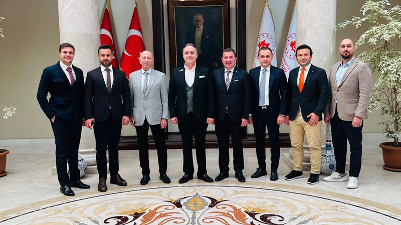 Bursa Emniyetspor’dan Vali Demirtaş’a ziyaret Bursa Emniyetspor Kulübü yönetimi, Bursa Valisi Mahmut Demirtaş'ı ziyaret etti.