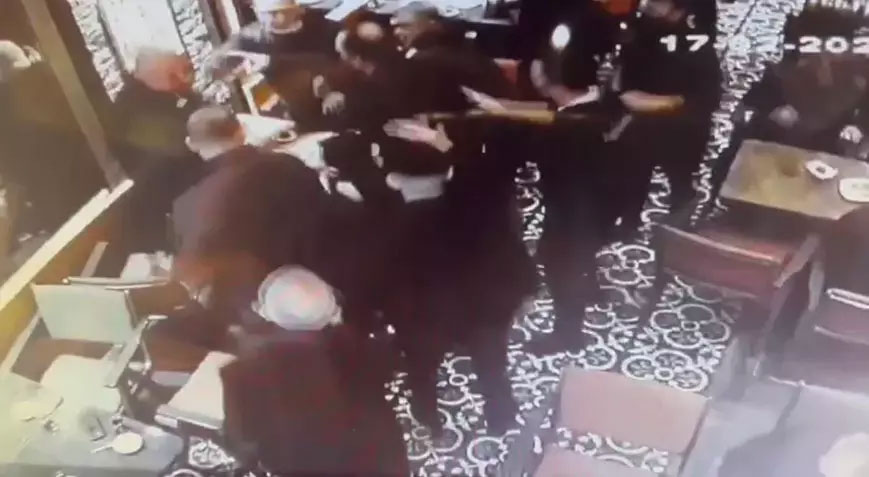 ‘Şahinler’ suç örgütü üyelerinin kafedekileri darbettiği anlar ortaya çıktı