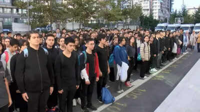 Okullarda Filistin’de hayatını kaybedenler için saygı duruşu