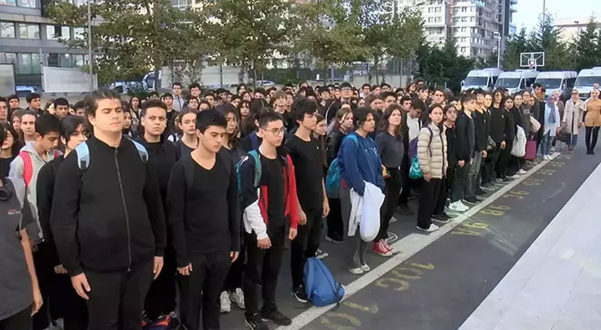 Okullarda Filistin’de hayatını kaybedenler için saygı duruşu