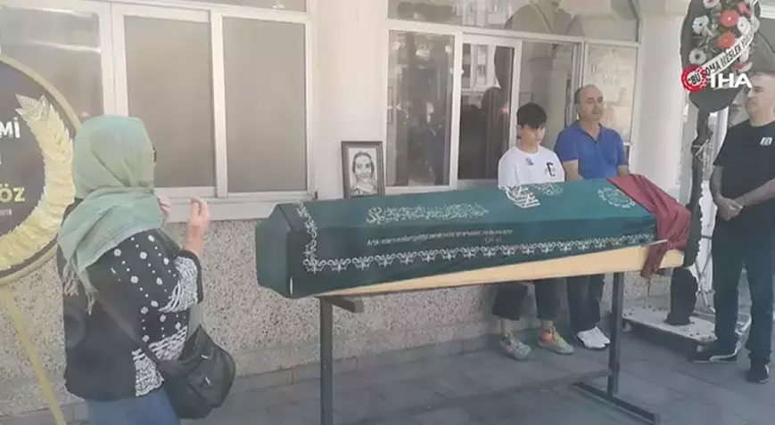 İzmir’de öldürülen öğretim görevlisi son yolculuğuna uğurlandı