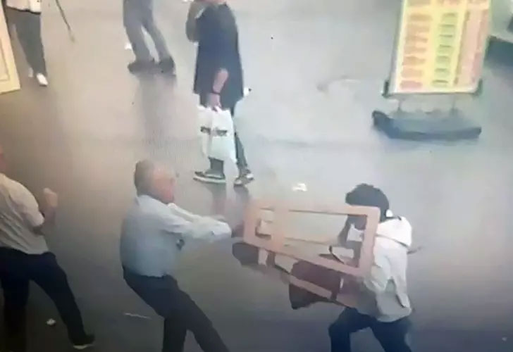 ‘Yemeğinizde bebek kanı var’ dedi çalışanlara saldırdı!