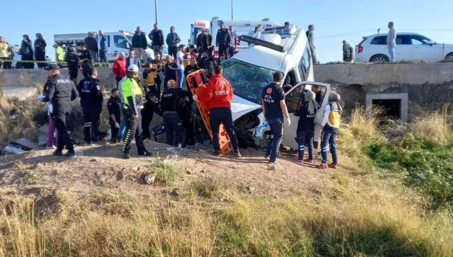 İşçi servisiyle kamyonet çarpıştı: 2 ölü, 17 yaralı