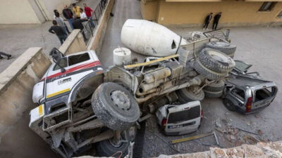 Ankara’da beton mikseri araçların üzerine devrildi
