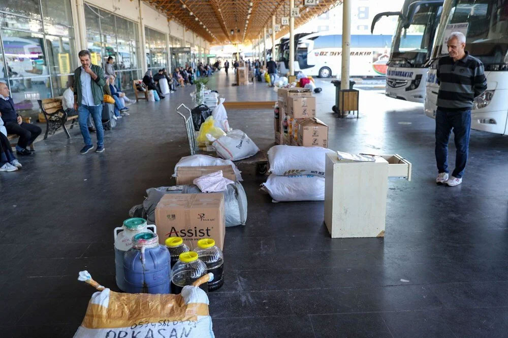 Otobüs terminalleri pazar yerine döndü