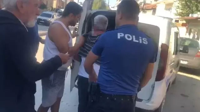 Genç kıza kabusu yaşattı! Çığlıklarına koştular… Tacizciyi yaka paça polise teslim ettiler