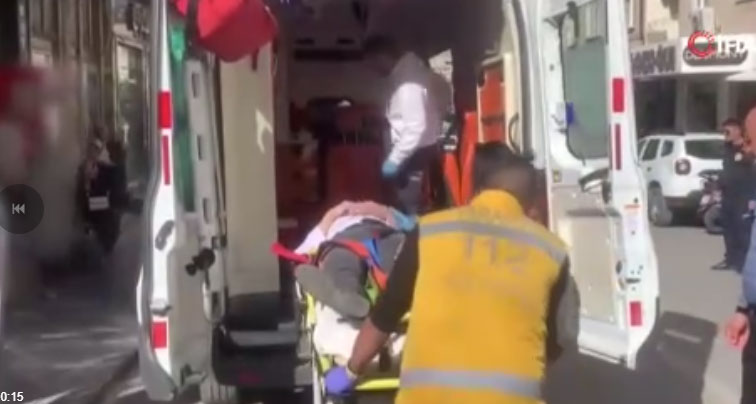 Motosikletin yayaya çarpma anı kameraya yansıdı