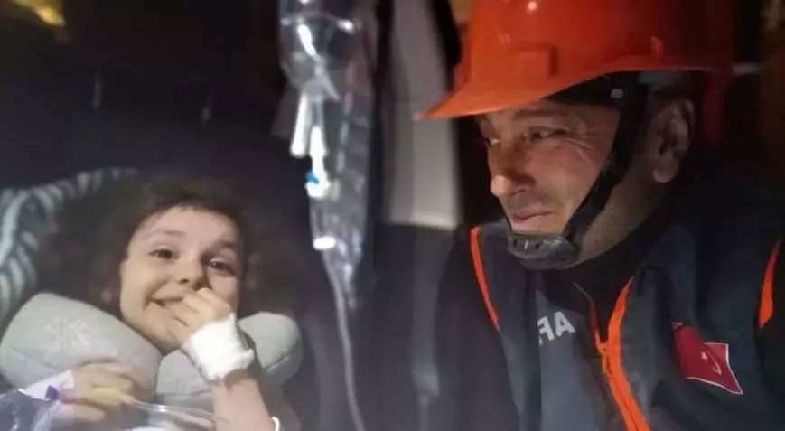 Enkazdan annesinin cesedi çıkmıştı! ‘Küçücük bir delikten önce Öykü’yü sonra babasını aldık’