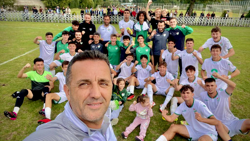 Bursaspor’un gençleri liderliğe yükseldi! Galibiyeti böyle kutladılar