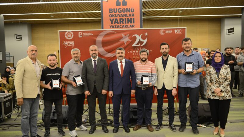 Bursa’da fotoğraf sanatçılarından ‘bayrak’ resitali Yıldırım Belediyesi'nin Cumhuriyetin 100.Yılı Kutlama Etkinlikleri kapsamında düzenlediği ve 457