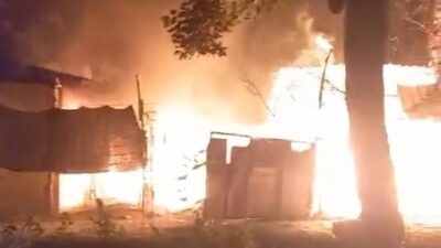 Ahşap ev alev alev yandı