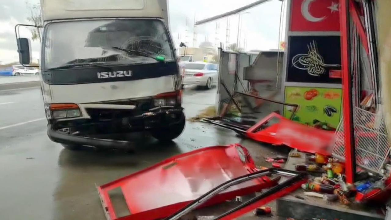 Kontrolünü kaybeden kamyonet sürücüsü büfeye daldı