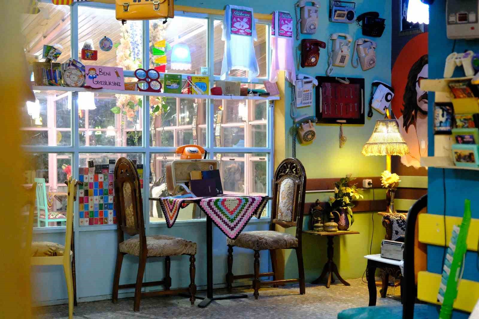 Bursa’da bu kafeye gelenler 90’lara geri gidiyor