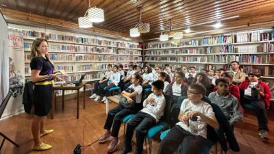 Öğrencilerle bir araya gelen Yazar Burcu Bahar, ’Cumhuriyet ve” temalı