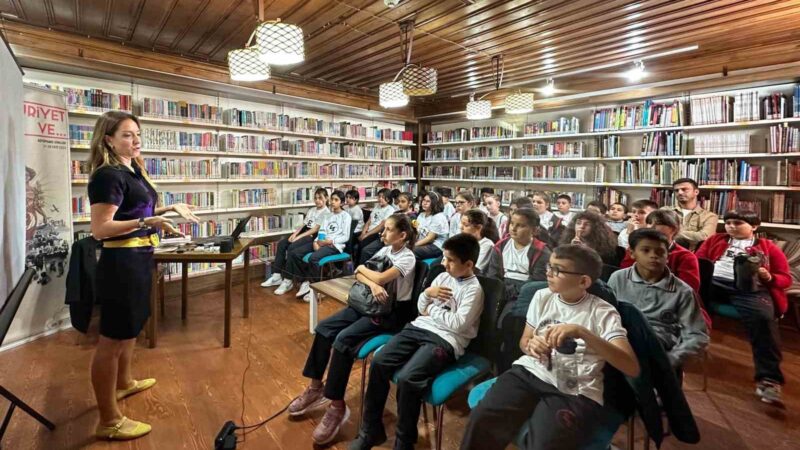 Burcu Bahar ’Atatürk ve Sihirli Gözlük’ kitabını anlattı Öğrencilerle bir araya gelen Yazar Burcu Bahar, ’Cumhuriyet ve” temalı