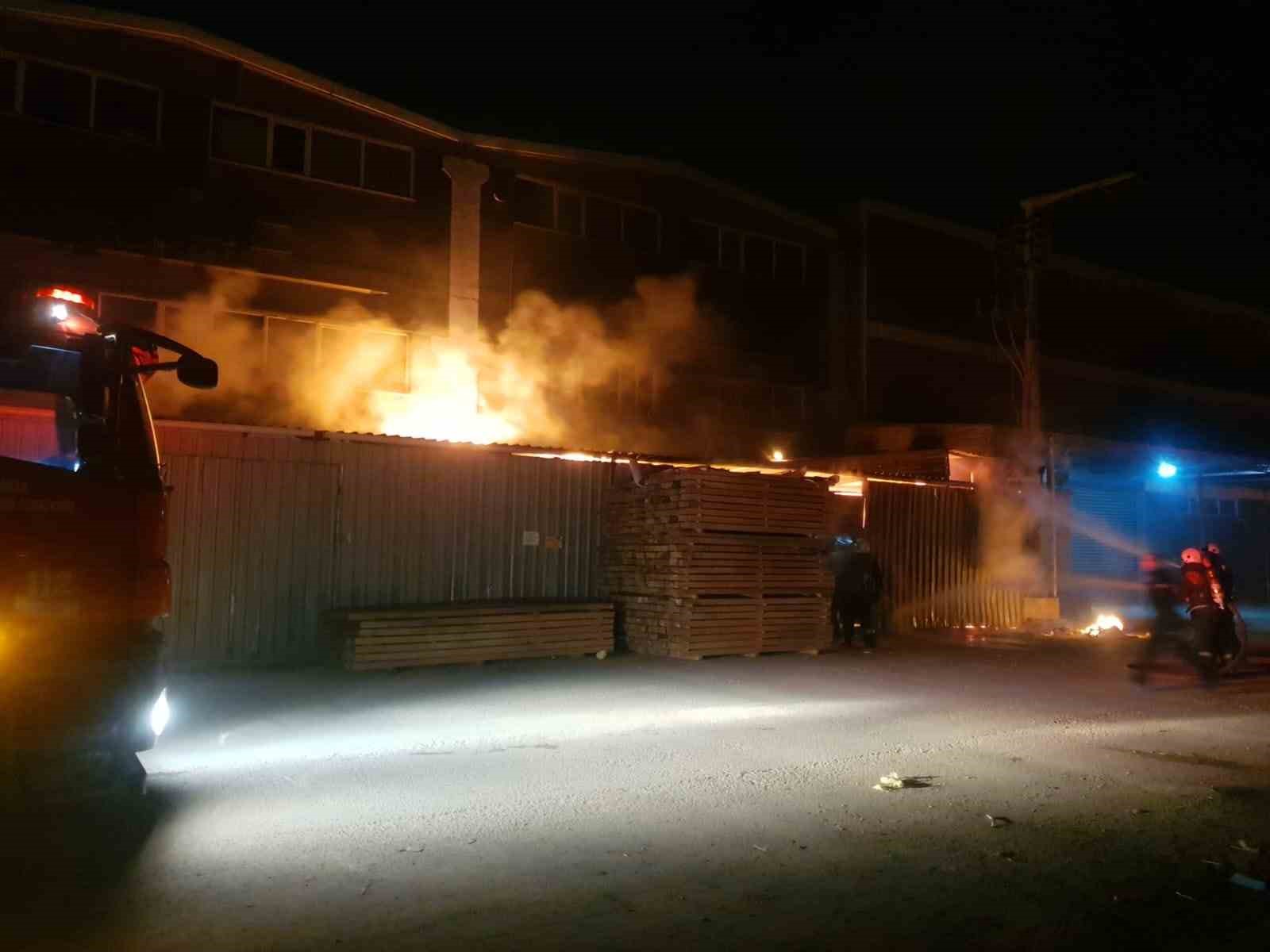 Bursa’da mobilya imalathanesinde yangın Bursa’da mobilya imalathanesinde yangın