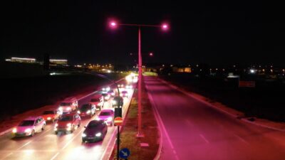 Bursa’da sokak lambaları pembe yandı