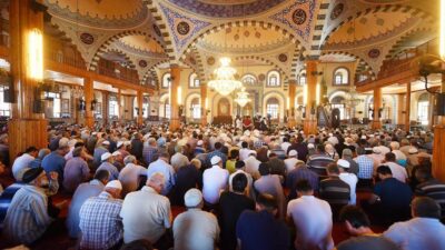 ‘Camiler topluma sosyal hizmet sunan mekanlardır’