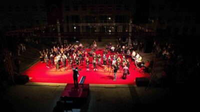 Nilüfer Belediyesi’nin, Bursalı müzisyenlerin katılımıyla oluşturduğu dev orkestra, Cumhuriyet’in 100.