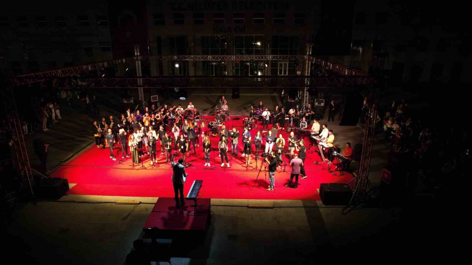 Bursa'da dev orkestradan unutulmaz Cumhuriyet konseri 1 dev orkestradan unutulmaz cumhuriyet konseri 74998f5