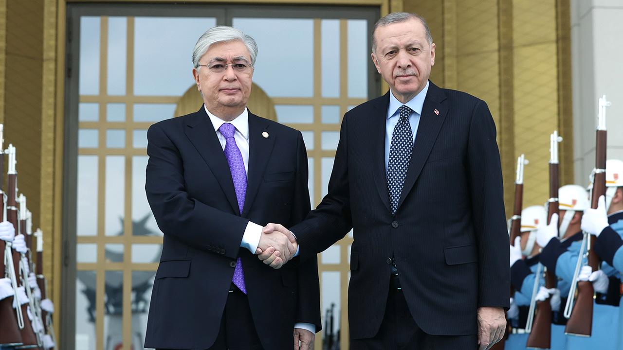 Cumhurbaşkanı Erdoğan Kazakistanlı mevkidaşı Tokayev ile görüştü