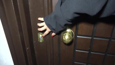 Kiracıları eve girmesin diye kapılara yapıştırıcı sürdü