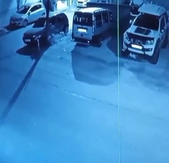 Bursa’da evin önünde araç lastiğini ateşe verdi, arkasına bakmadan böyle kaçtı