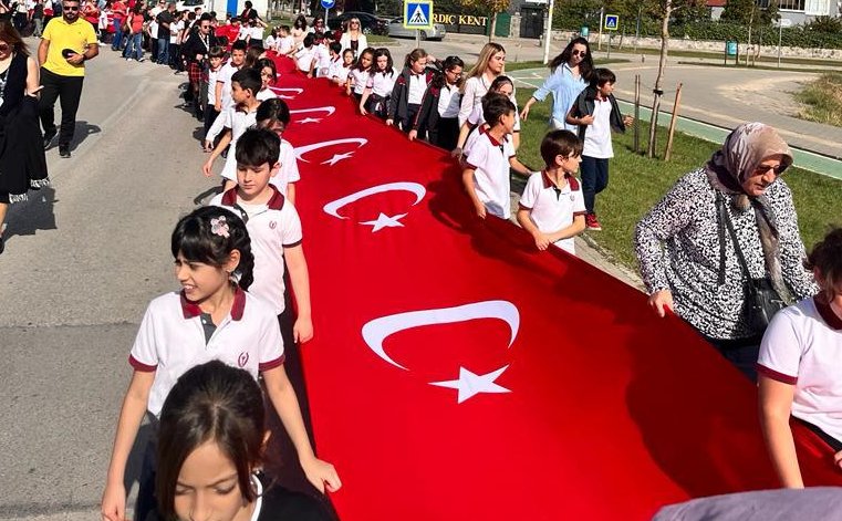 Bursa’da 400 metrelik Türk Bayrağı! Altınşehir Okulları’nın gurur yürüyüşü…