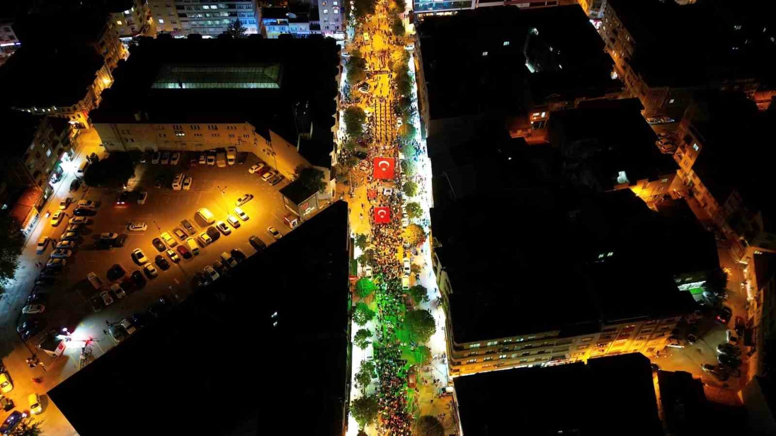 İnegöl’de 100. yıl coşkusu caddelere sığmadı İnegöl’de 100. yıl coşkusu caddelere sığmadı