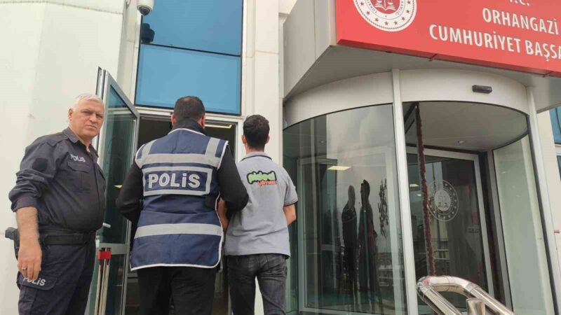 Bursa’da motosiklet hırsızları tutuklandı Bursa’nın Orhangazi ilçesinde bir evin girişinden motosikleti sürükleyerek çalıp kaçan