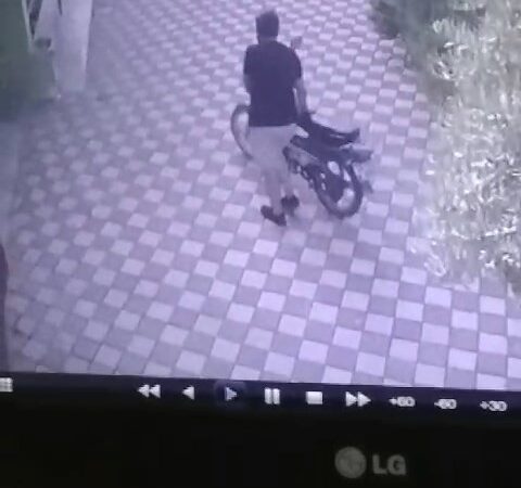 Bursa’da ‘pes’ dedirten hırsızlık Bursa’nın Karacabey ilçesinde bir imamın namaz kılarken motosikleti çalındı. O