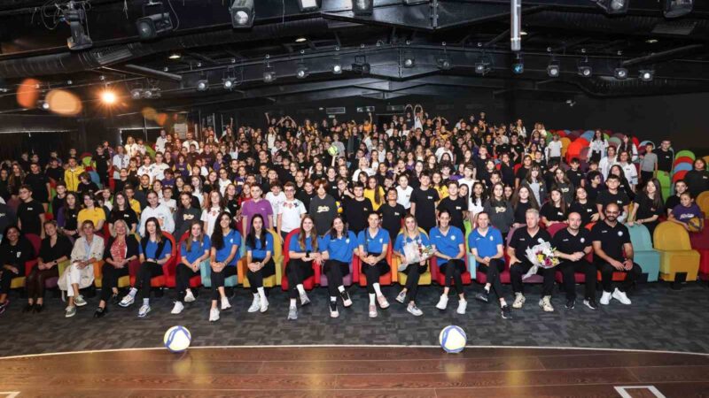 Nilüfer Belediyespor Kadın Voleybol Takımı’nın teknik heyeti ve sporcuları, öğrencilerle