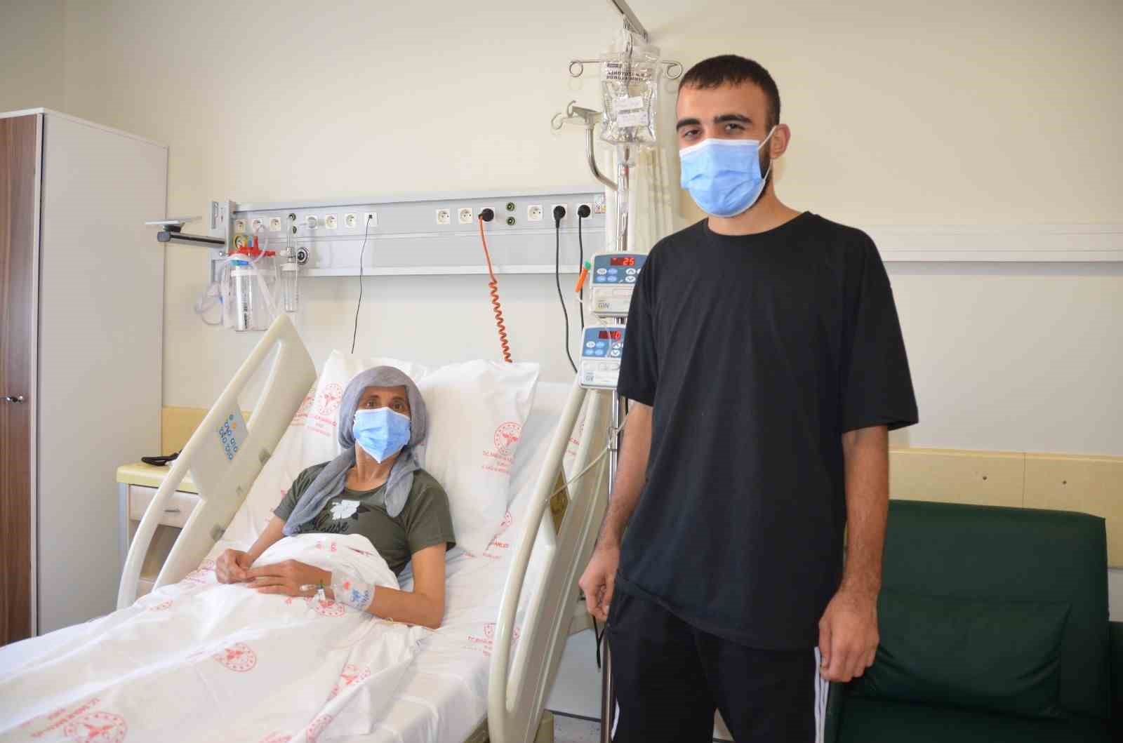 Bursa’da oğlunun böbreğiyle hayata tutundu