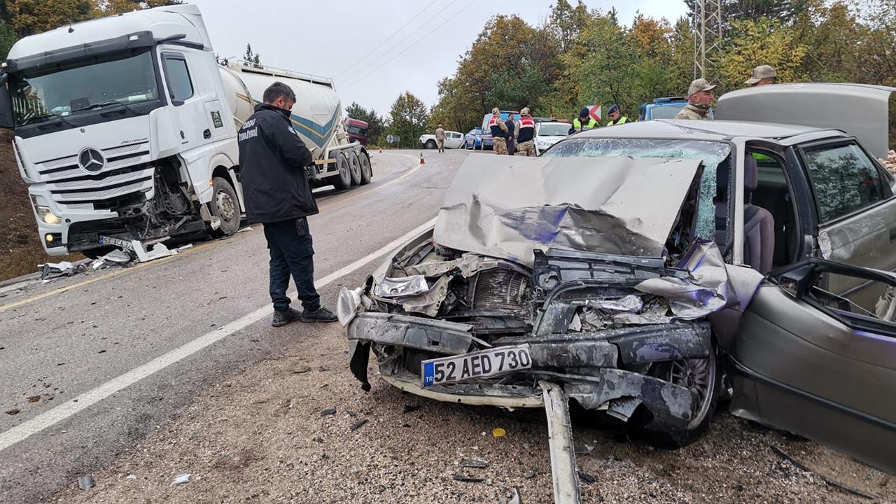 TIR ile otomobil çarpıştı: 3 ölü, 3 yaralı