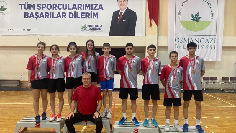 Osmangazi Belediyespor Badminton sporcuları katıldıkları turnuvada 5 şampiyonluk elde ederek