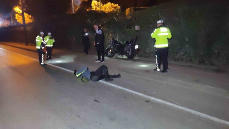 Bursa’da otomobil sürücüsü motosiklete çarpıp kaçtı Bursa’nın Orhangazi ilçesinde plakası ve sürücüsü belirlenemeyen bir otomobil önünde