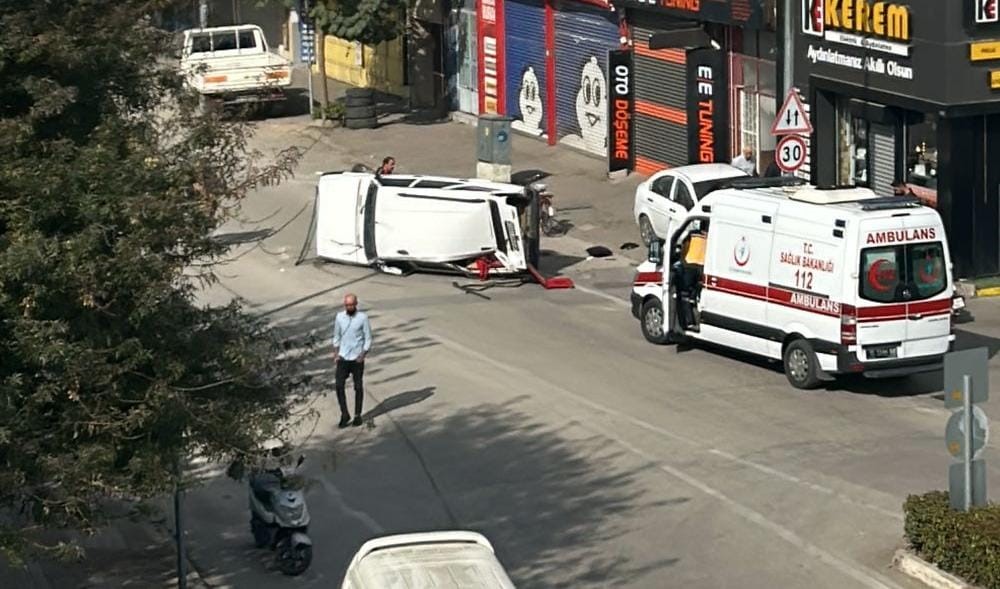 Bursa’da kaza! Park halindeki otomobile çarpıp devrildi Bursa’da kaza! Park halindeki otomobile çarpıp devrildi