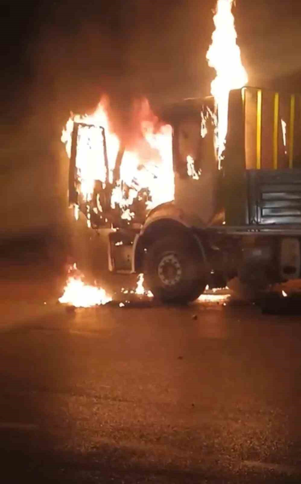 Bursa’da korkutan olay! Seyir halindeki kamyon alev topuna döndü