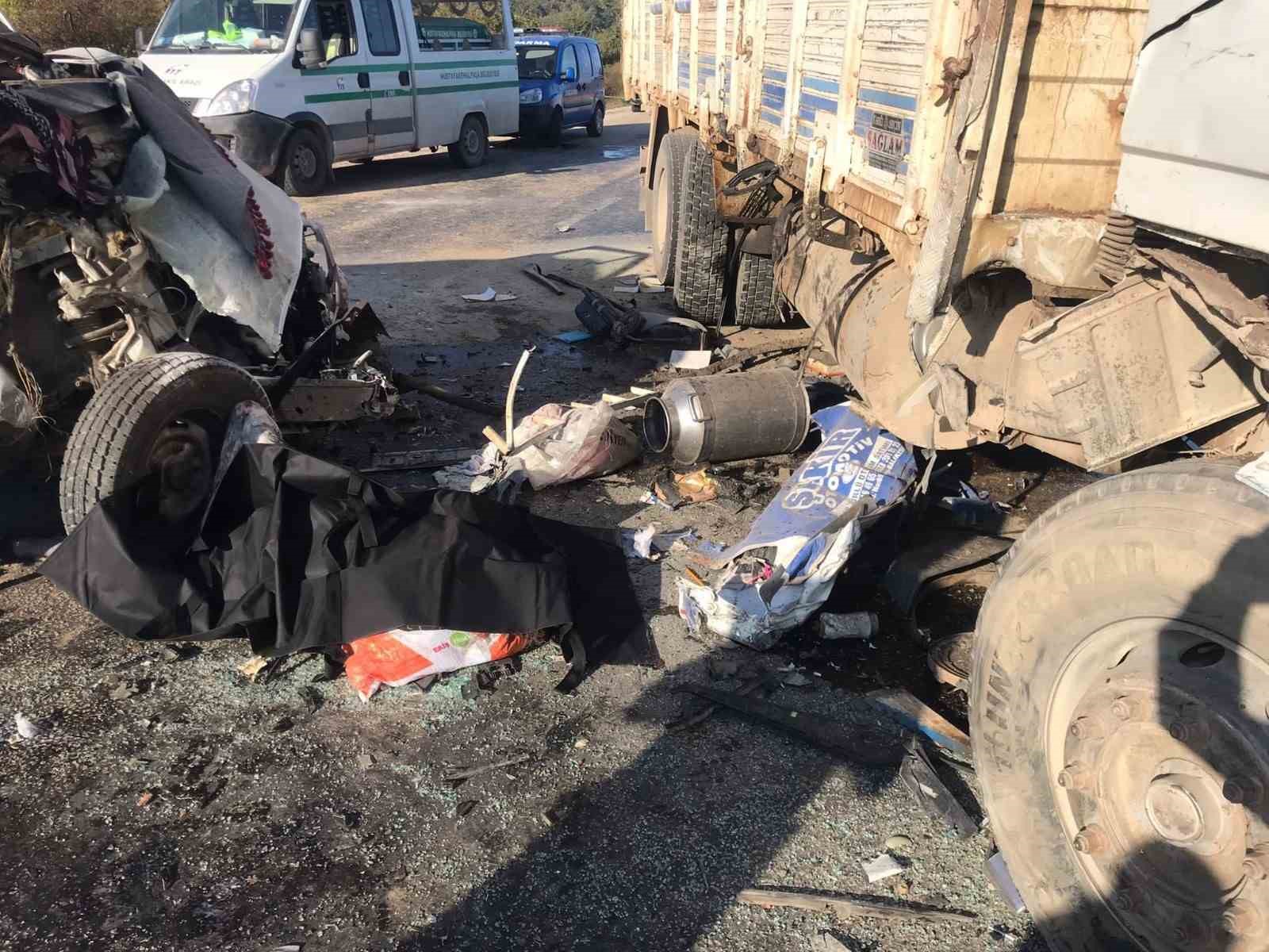 Bursa’da feci kaza! Ölü ve yaralılar var Bursa’da feci kaza! Ölü ve yaralılar var