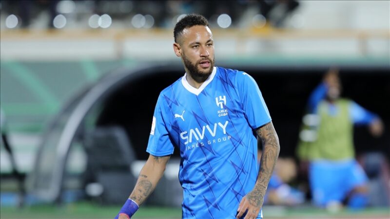 Brezilyalı yıldız futbolcu Neymar, sakatlığı nedeniyle sahalardan uzun süre uzak