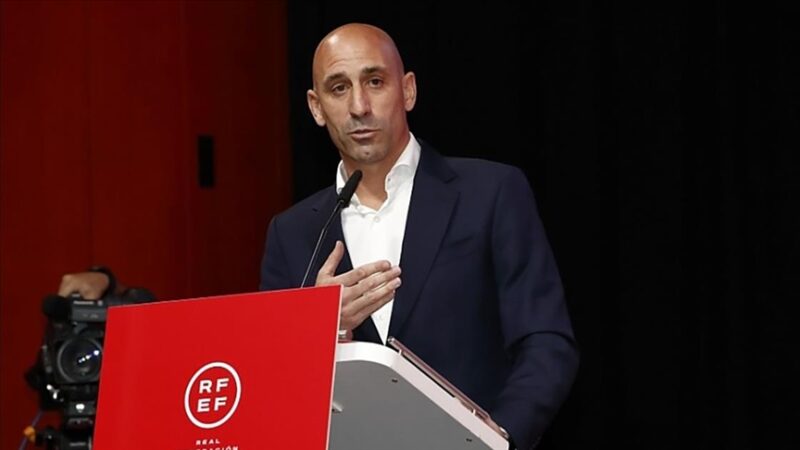 FIFA, Kadınlar Dünya Kupası Finali'nin kupa seremonisinde kadın futbolcuyla yaşadığı