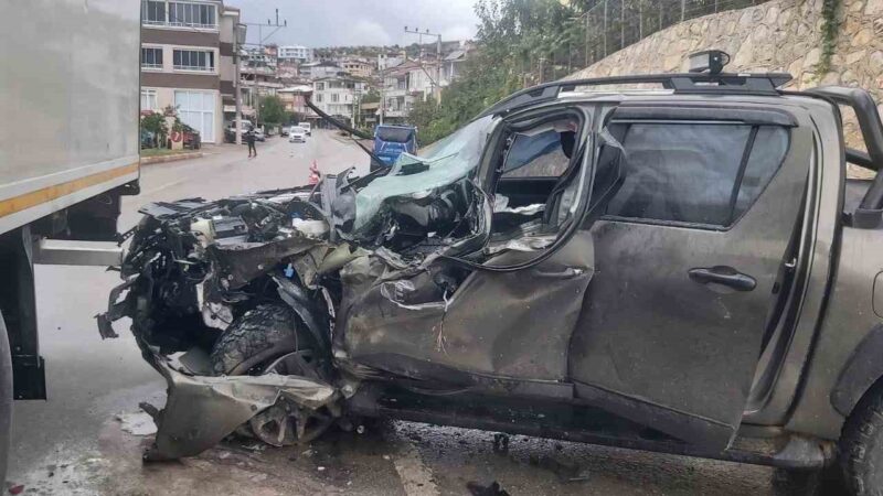 Bursa’da yağışlı havada direksiyon hakimiyeti kaybedilen kamyonet, seyir halindeki tırın