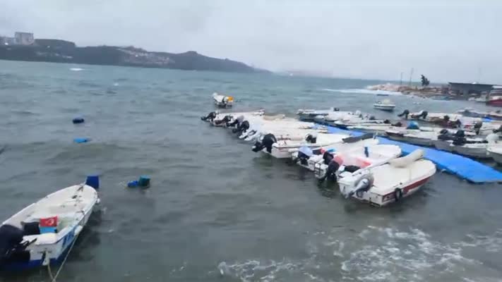 Bursa’da kuvvetli fırtına! Balıkçı tekneleri alabora oldu
