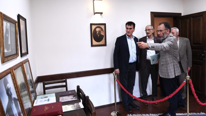Bursa’daki bu kütüphanede 700 yıllık şiir mirası var Osmangazi Belediyesi içinde Bursa’nın 700 yıllık şiir geçmişini anlatan kütüphaneyi