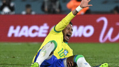 Brezilyalı yıldız futbolcu Neymar, sakatlığı nedeniyle sahalardan 10 ay uzak