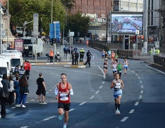 Bursalı polis memuru Küçükbahar pistlerin tozunu atıyor! Bursa'da görev yapan polis memuru Yasin Küçükbahar, 10.Eker I Run