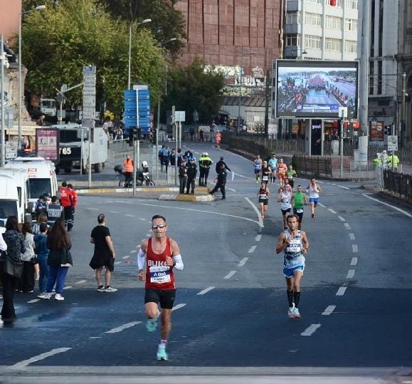 Bursalı polis memuru Küçükbahar pistlerin tozunu atıyor!