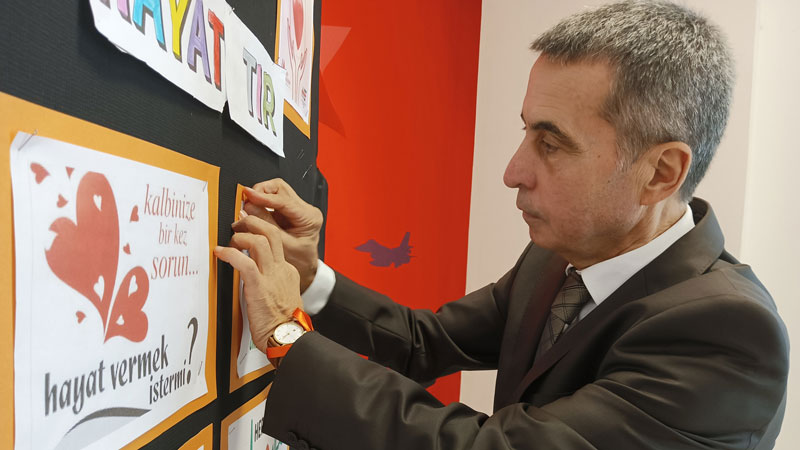 Etem öğretmen, oğullarının arkadaşının böbrek bağışıyla yeniden hayata tutundu