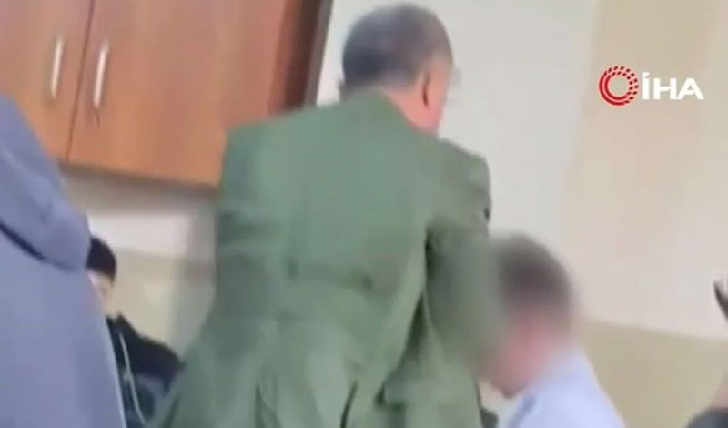 Öğretmen, öğrencisini kitapla dövdü
