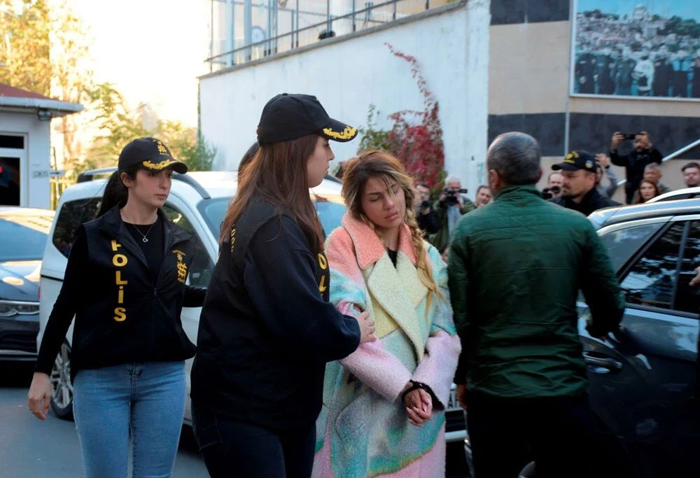 Bahar ve Nihal Candan kardeşlerden “Veysel amir” oyunu